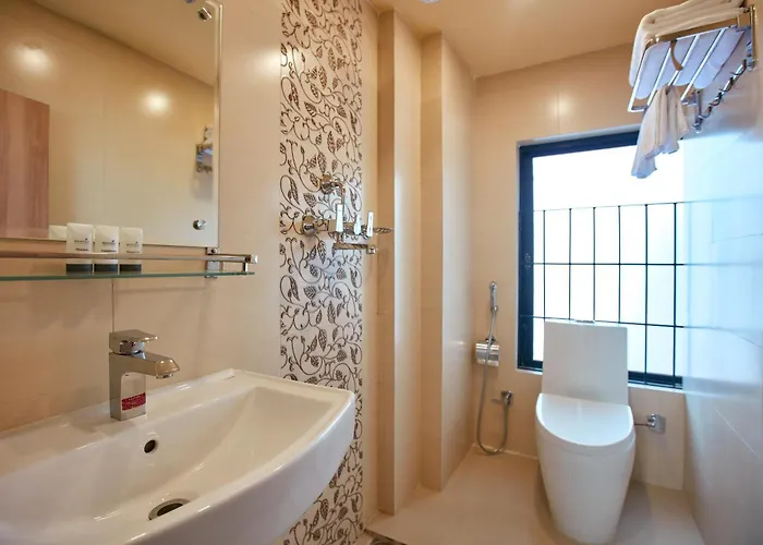 Hotel The Samrat Palace - Luxury In